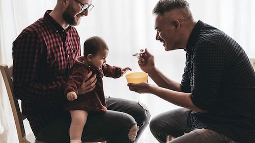 Deux papas comblés nous racontent la touchante histoire d'adoption de leur fils