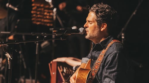 À 49 ans, cet entrepreneur réalise son rêve et lance un premier album