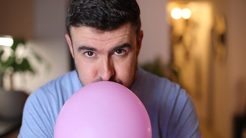 Pourquoi est-ce que l’hélium des ballons transforme notre voix?