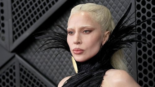 Lady Gaga porte une robe de designers montréalais aux Grammys