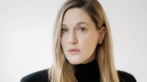 Mylène Mackay porte LE pantalon de la saison