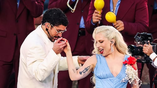 Voici la signification de la robe bleue de Lady Gaga au Super Bowl